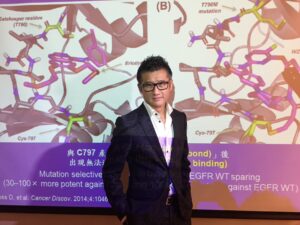 EGFR基因變異這個致癌因子被鎖定為藥物靶點(target),癌細胞便會『進化』,導致另一致癌因子冒起,令病人對一線藥物出現抗藥性。