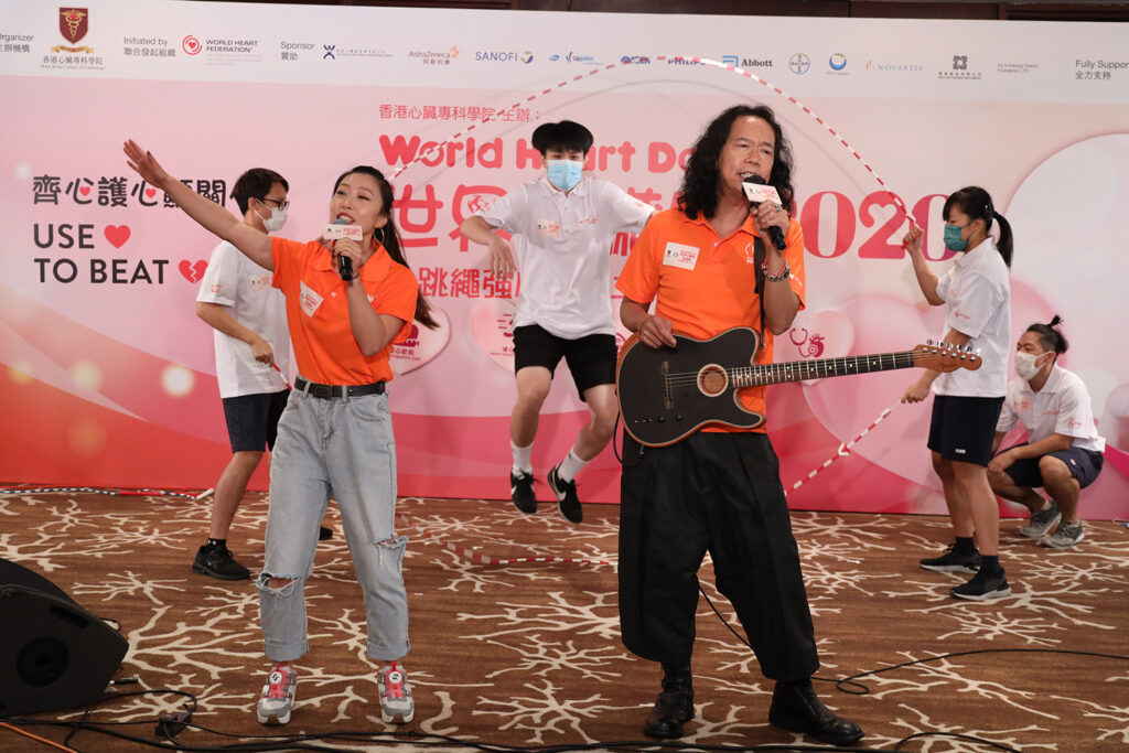 太極樂隊成員Joey Tang及體操天使黃曉盈小姐率領4位跳繩強心推廣大使演繹「跳繩強心」20週年主題曲。