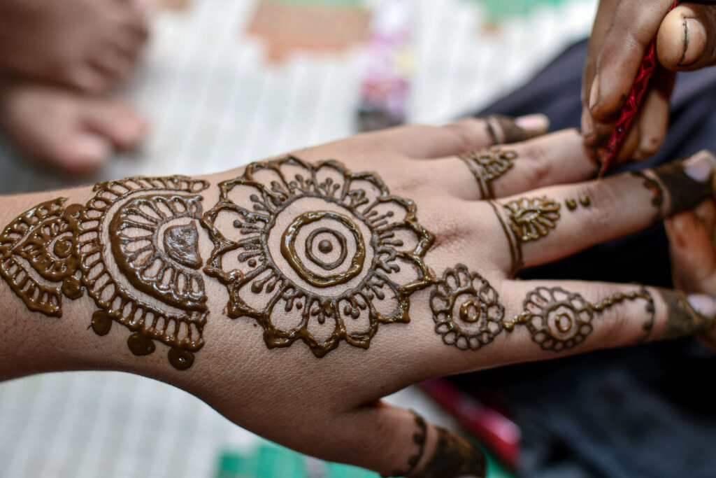 Henna彩繪源於印度傳統婚禮，在新娘身上繪畫曼陀羅圖騰，有祝福之意。海娜彩繪大約能夠維持1-2週，慢慢淡化以後會隨著角質層脫落。