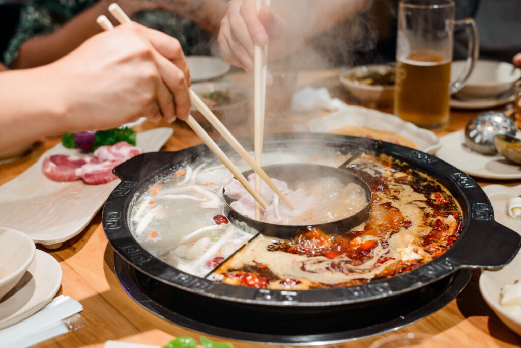 常見的熱門火鍋食材均屬高嘌呤的海鮮、肉類及滋補湯底等，打邊爐除咗高脂高納，仲係痛風元凶！
