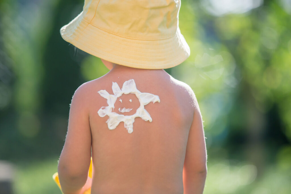 小孩子肌膚幼嫩，更要加倍注意防曬。