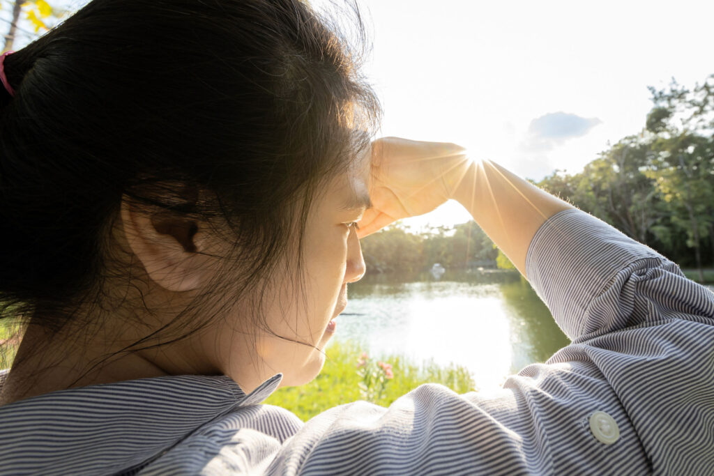 畏光其中一個表現，是在正常光線下，眼睛出現刺痛、流眼水、或要瞇眼來迴避光線等情況。