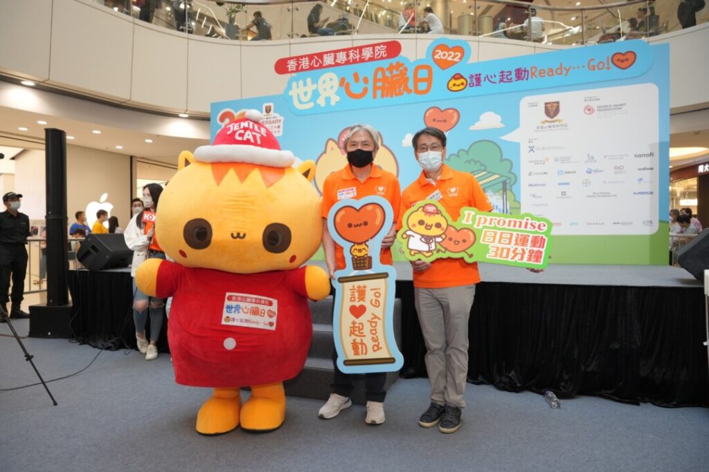 香港心臟專科學院候任院長梁達智醫生與首次擔任健康榮譽大使的曾俊華先生，鼓勵大家即使在家抗疫，都可以少坐多活動，跳十字步亦是不錯的居家運動之一。
