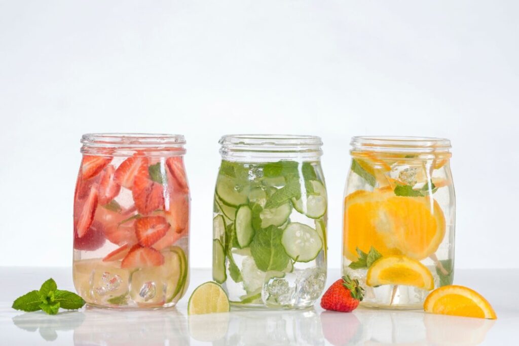 如你覺得飲水平淡無味，可在水中添加水果。