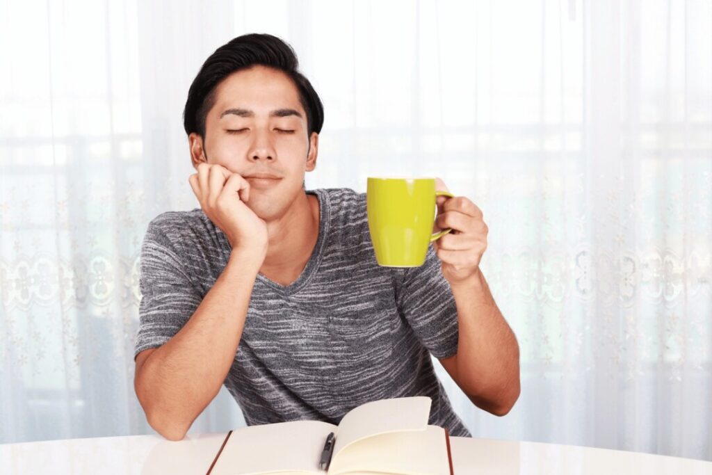 睡醒後喝咖啡或可以幫助短暫提神，但無法加快大腦和身體從宿醉狀態中恢復。