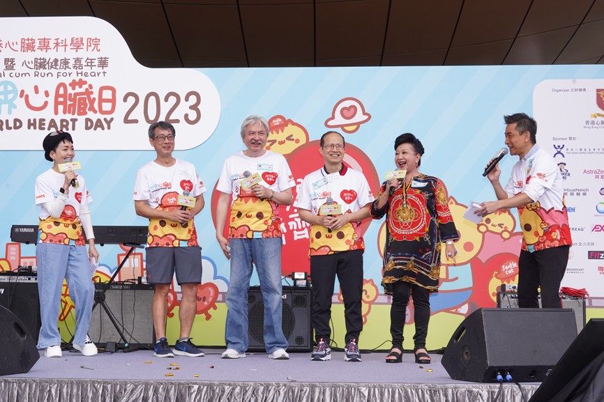 健康榮譽大使曾俊華先生（左3）及愛心榮譽大使薛家燕女士（右2），用自身經驗及小貼士呼籲大眾留意心臟健康。