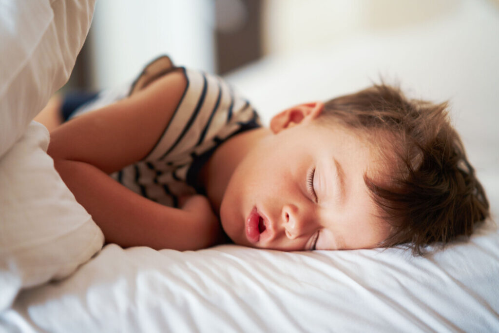 兒童牙齒問題：兒童睡覺時用口呼吸會使舌頭下垂並阻塞呼吸道，上呼吸道阻塞可能導致打鼾和睡眠呼吸暫停。