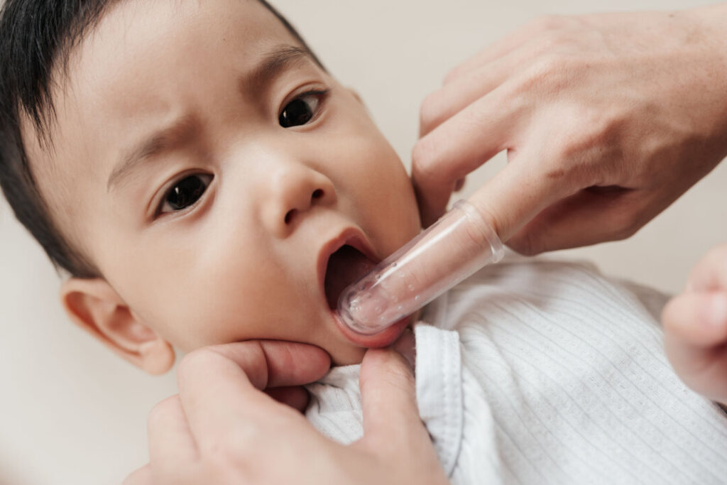 兒童牙齒問題：在寶寶長出第一顆乳牙之前，在飯後應使用濕布或紗布輕輕擦拭牙齦。