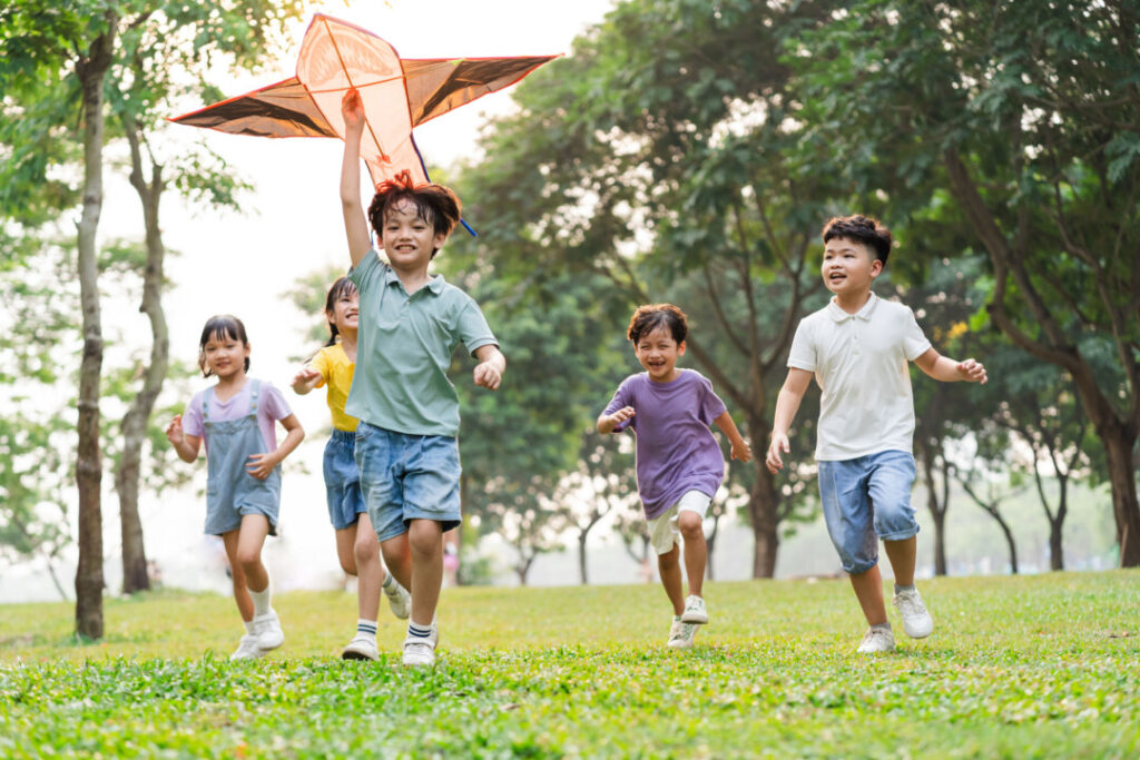鼓勵孩子每天至少進行1小時的戶外運動，可以有效減少近視的發生和進展，還能增強體質，提高運動能力。
