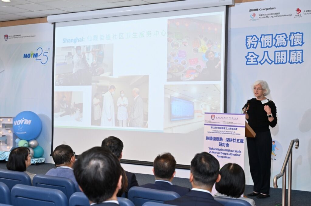 香港復康會執行委員會委員貝維斯博士分享來自中國及全球社區復康之經驗與最新發展。