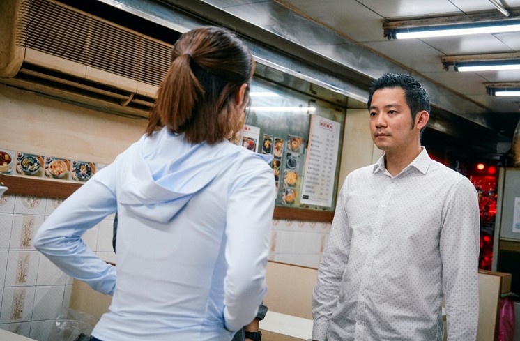 腦神經專科張記暢教授飾演熟客,質疑美玲單靠日日拮手指根本無法檢測心腎風險。